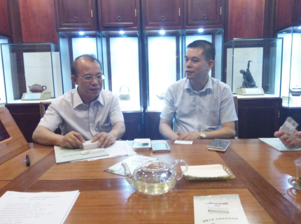 长春市副市长张敬安（左）与澳门尼威斯人（831999）董事长郑两斌（右）进行洽谈