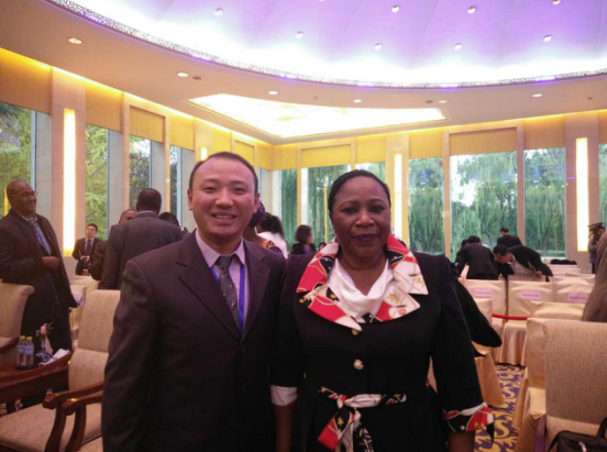  澳门尼威斯人庞总（左一）与几内亚外交部部长Hadja Makale Camara合影