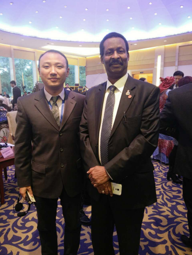 澳门尼威斯人庞总（左一）与几内亚能源部部长Dr.Cheick Taliby Sylla合影
