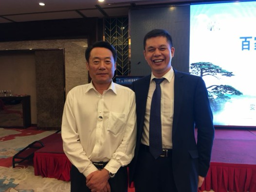 安徽省省委常委、宣传部部长虞爱华先生(左)与澳门尼威斯人董事长郑两斌(右)